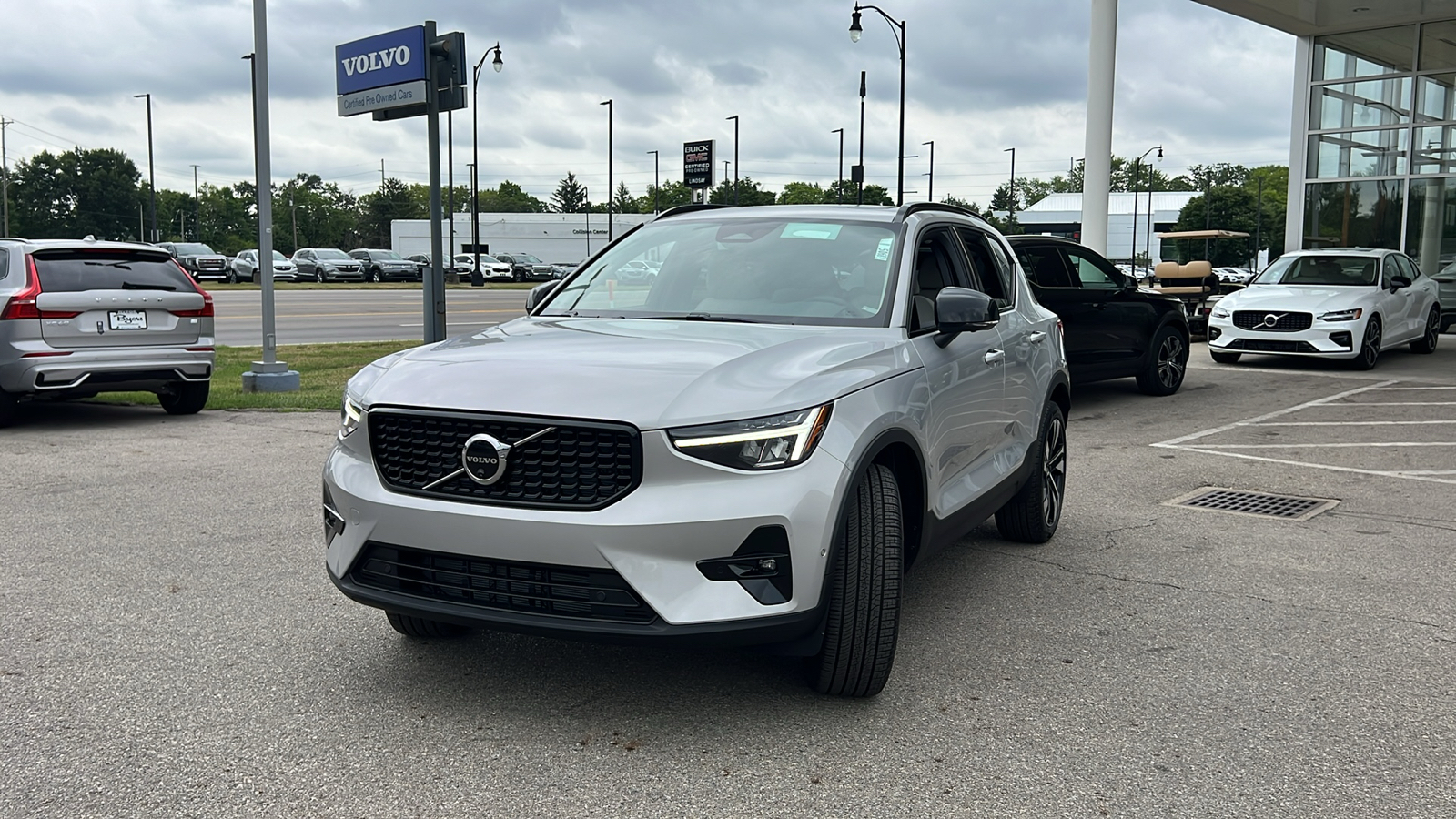 2025 Volvo XC40 B5 Plus Dark Theme 6