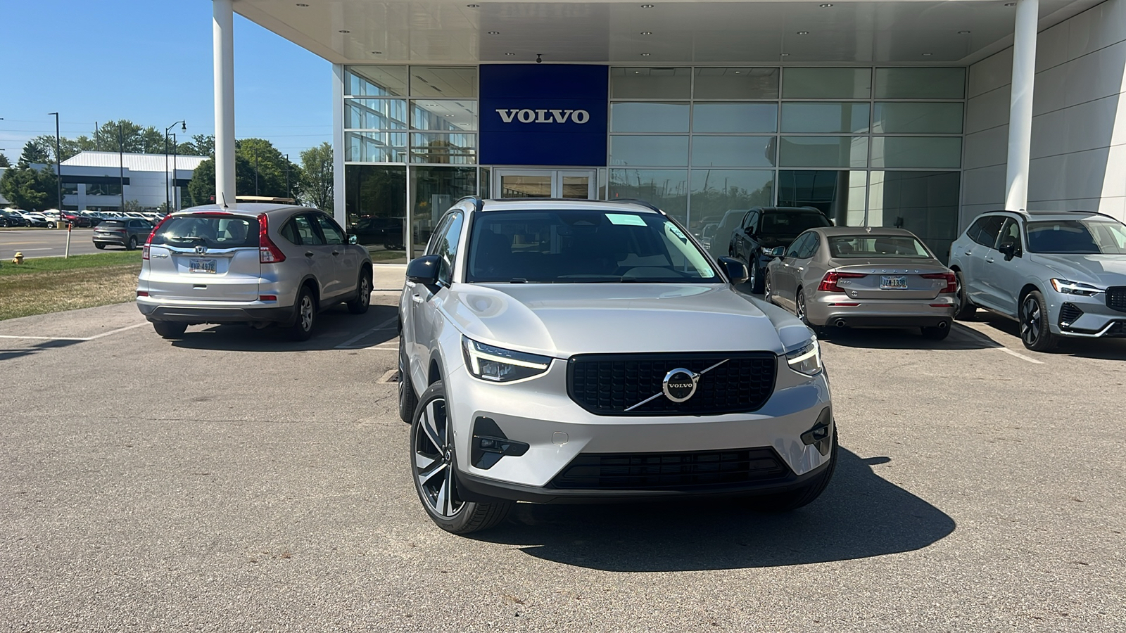 2025 Volvo XC40 B5 Plus Dark Theme 1