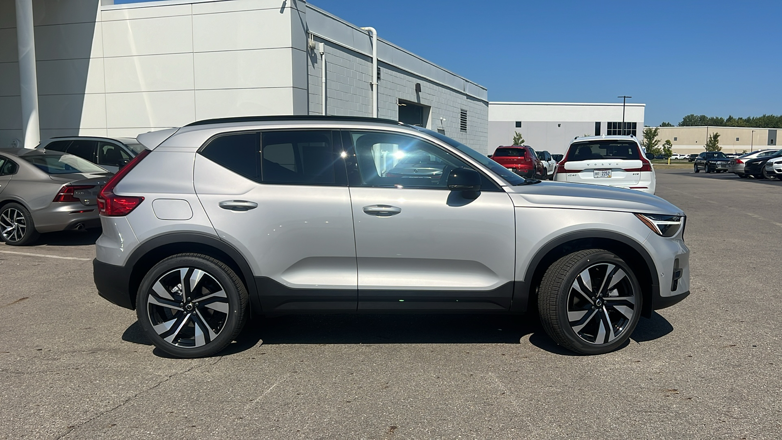 2025 Volvo XC40 B5 Plus Dark Theme 2