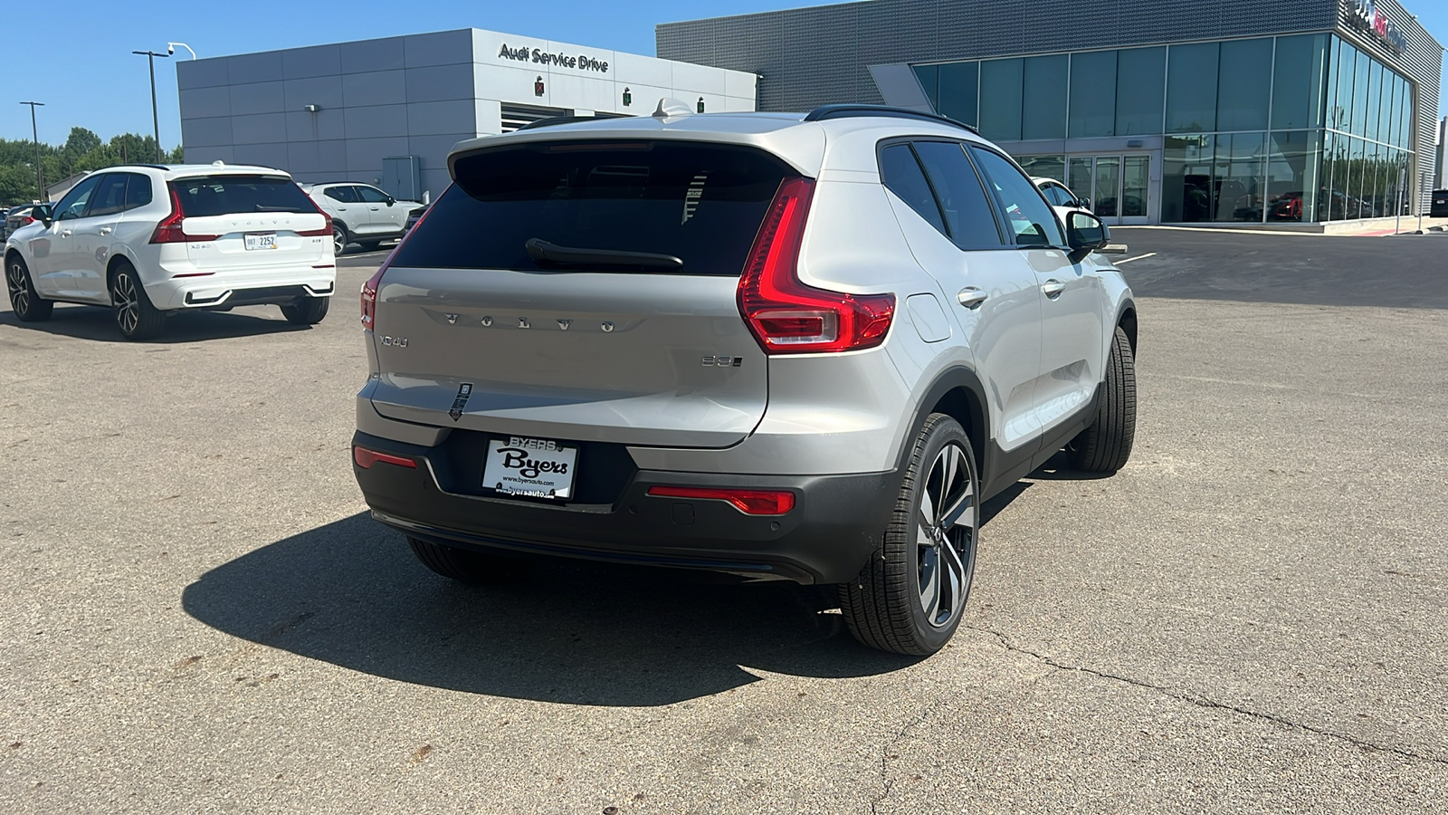 2025 Volvo XC40 B5 Plus Dark Theme 3