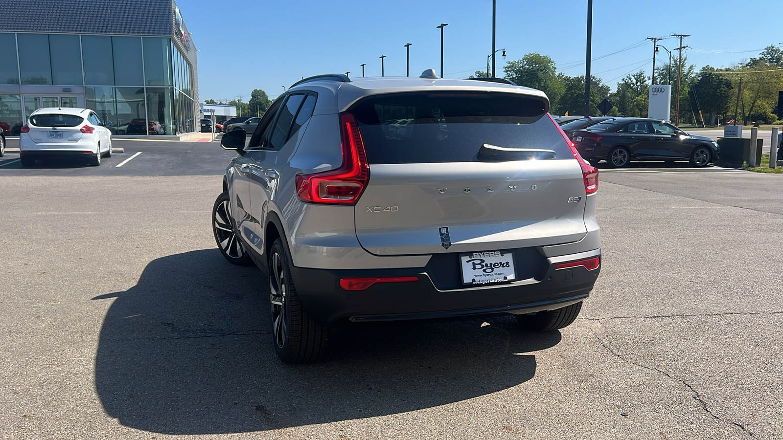 2025 Volvo XC40 B5 Plus Dark Theme 4