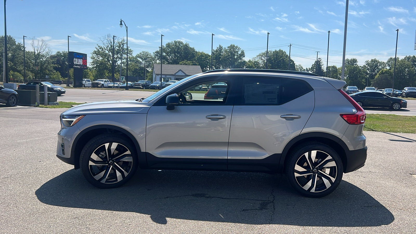 2025 Volvo XC40 B5 Plus Dark Theme 5