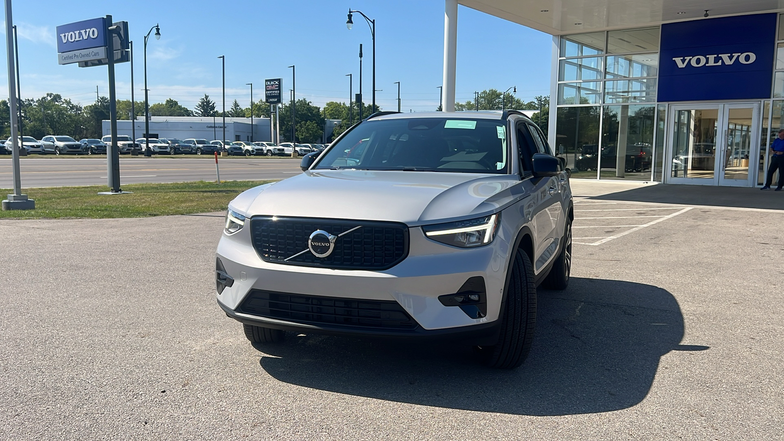 2025 Volvo XC40 B5 Plus Dark Theme 6