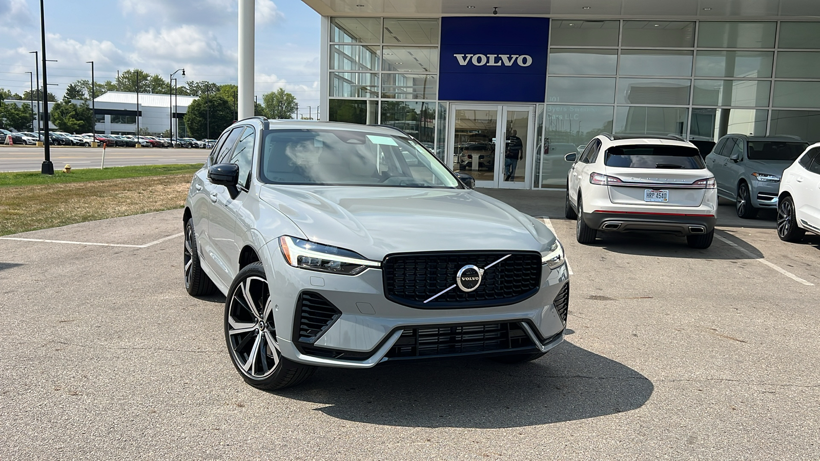 2025 Volvo XC60 Plug-In Hybrid  1