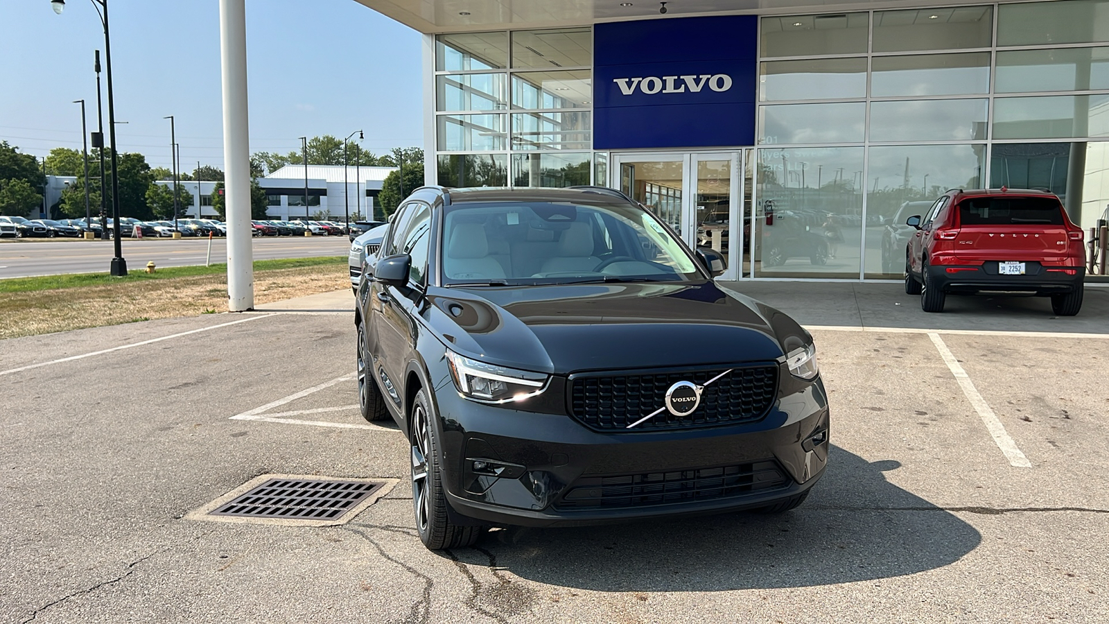 2025 Volvo XC40 B5 Plus Dark Theme 1