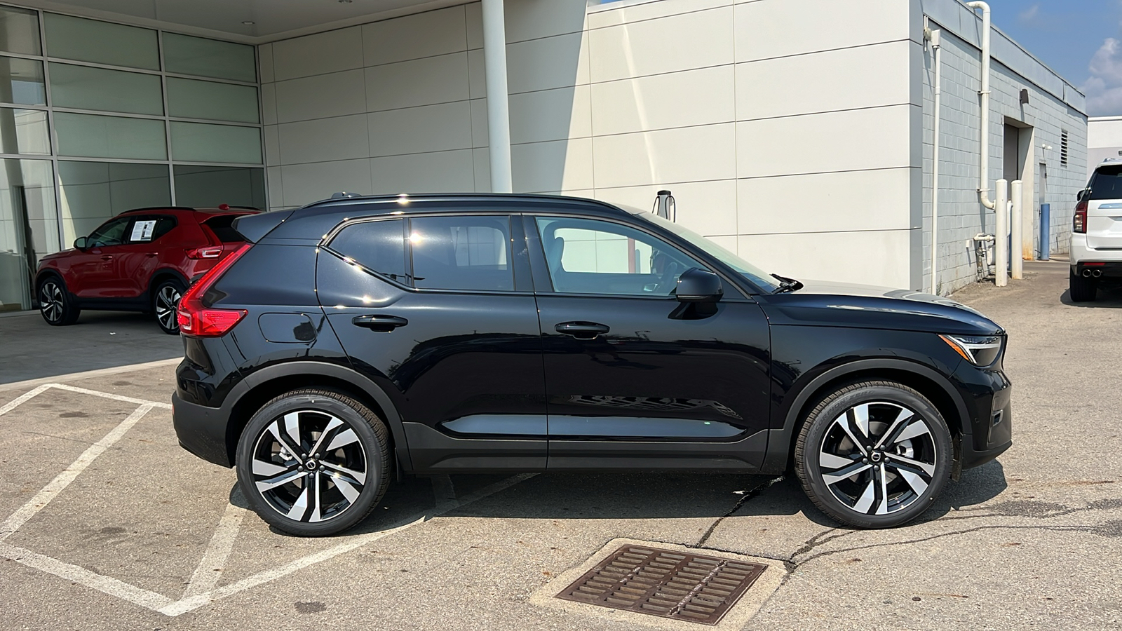 2025 Volvo XC40 B5 Plus Dark Theme 2