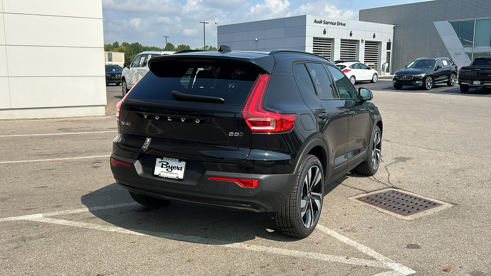 2025 Volvo XC40 B5 Plus Dark Theme 3