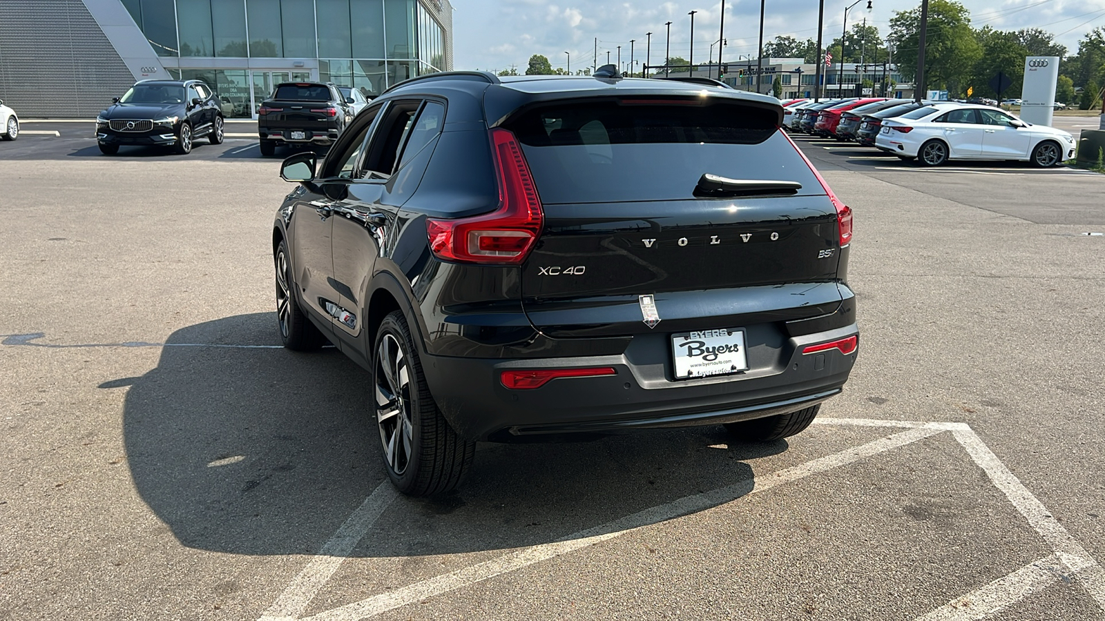 2025 Volvo XC40 B5 Plus Dark Theme 4