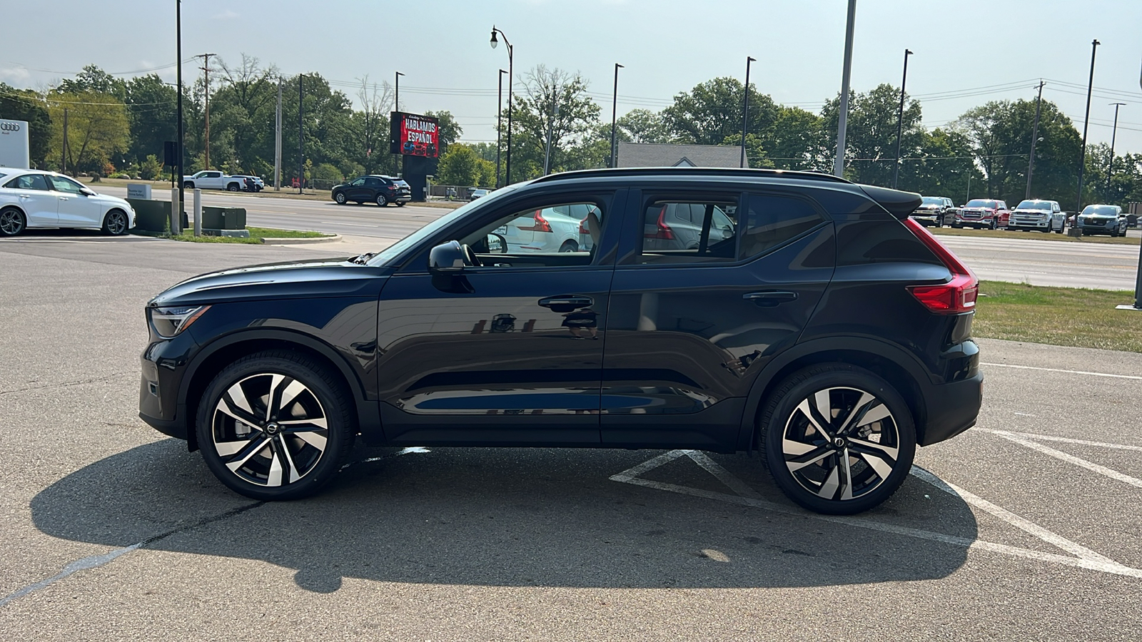 2025 Volvo XC40 B5 Plus Dark Theme 5