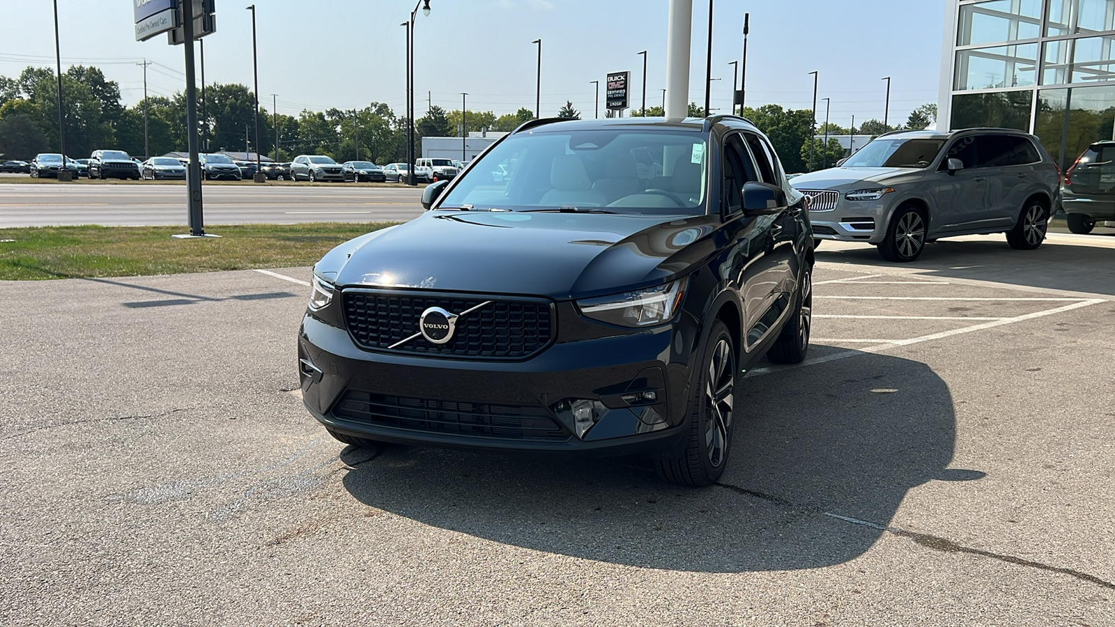 2025 Volvo XC40 B5 Plus Dark Theme 6