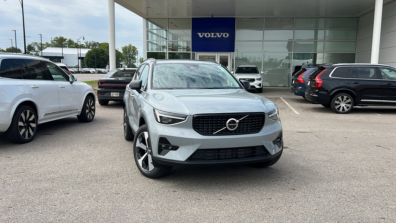 2025 Volvo XC40 B5 Plus Dark Theme 1