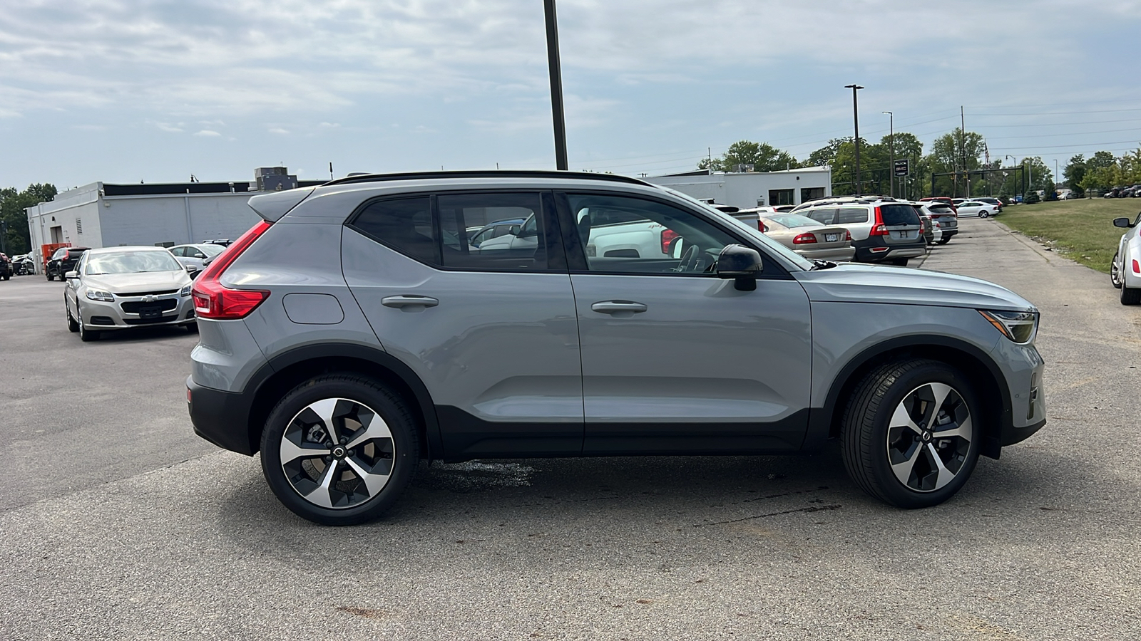 2025 Volvo XC40 B5 Plus Dark Theme 2