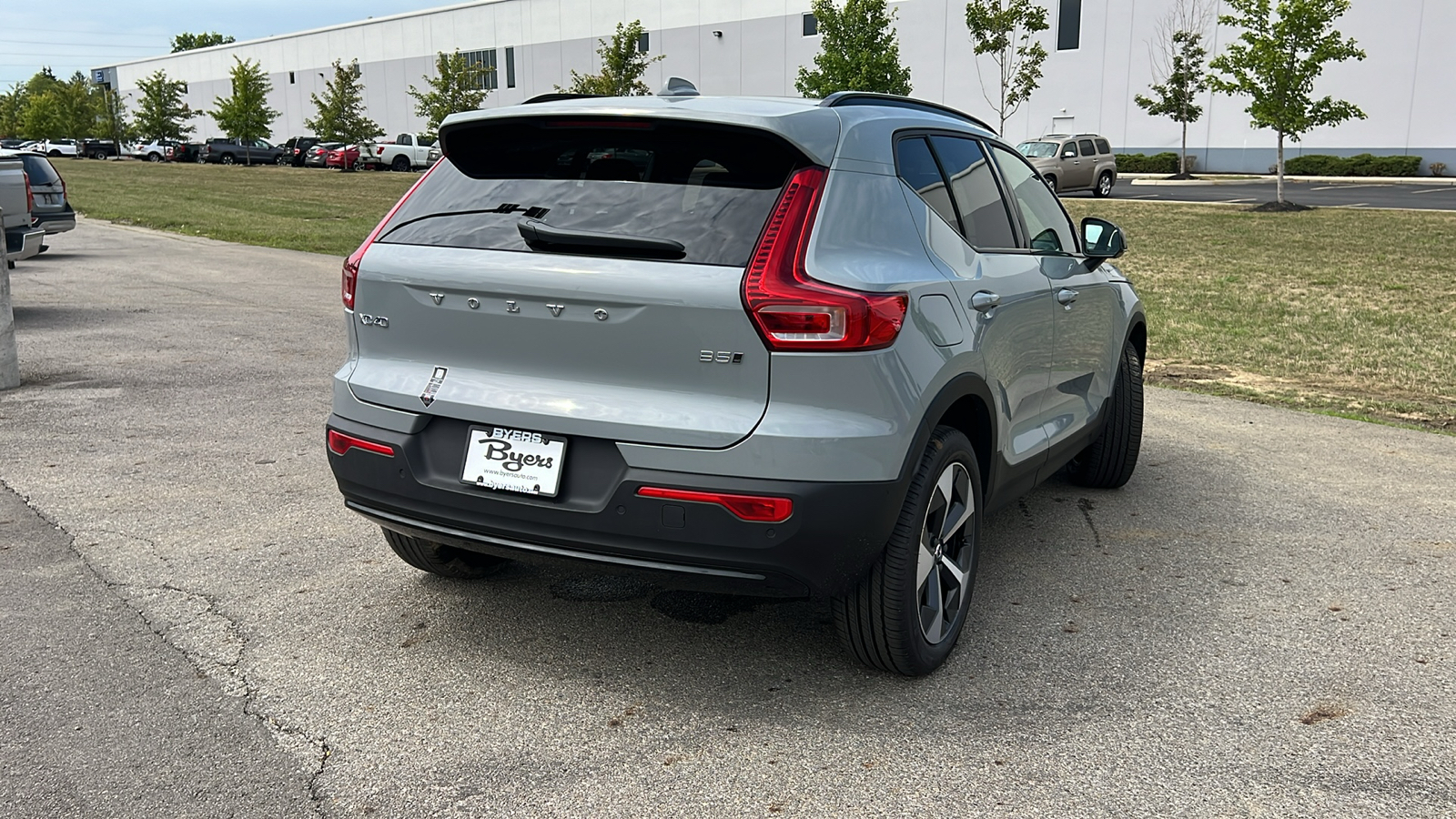 2025 Volvo XC40 B5 Plus Dark Theme 3