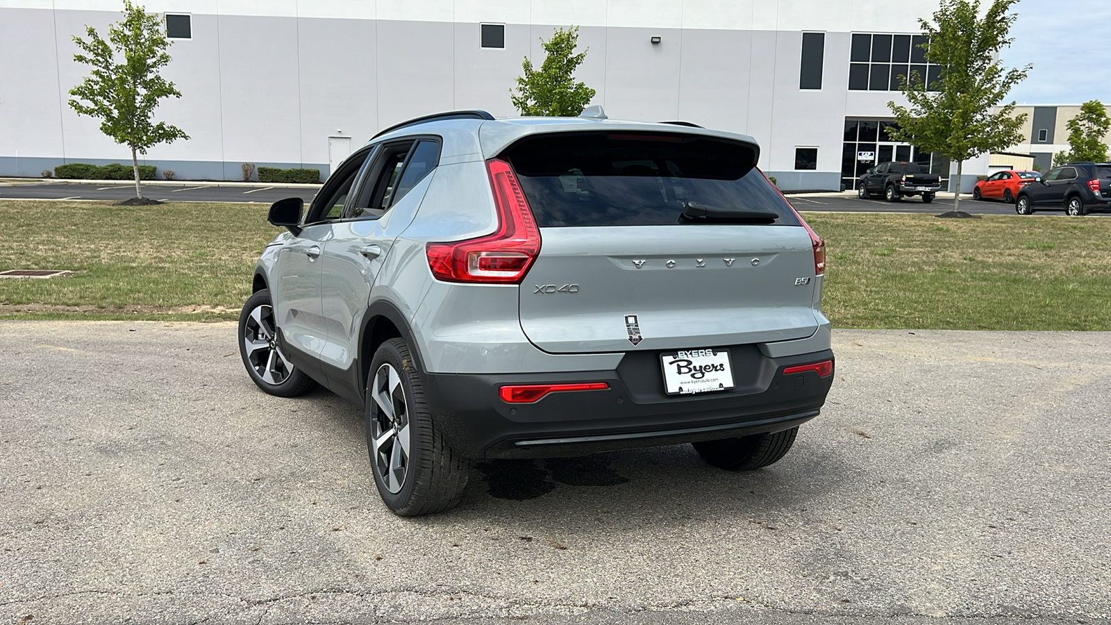 2025 Volvo XC40 B5 Plus Dark Theme 4