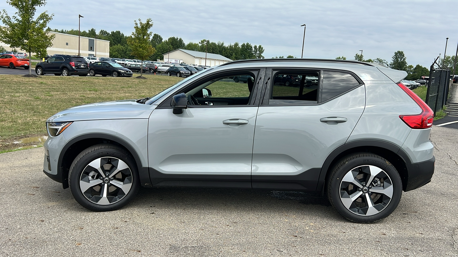 2025 Volvo XC40 B5 Plus Dark Theme 5