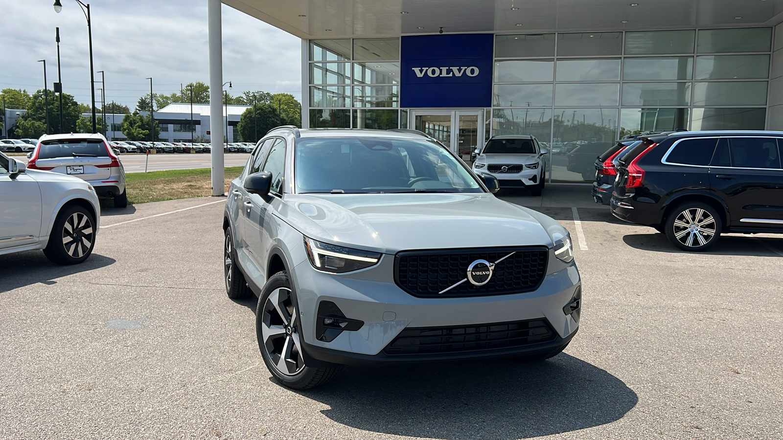 2025 Volvo XC40 B5 Plus Dark Theme 1