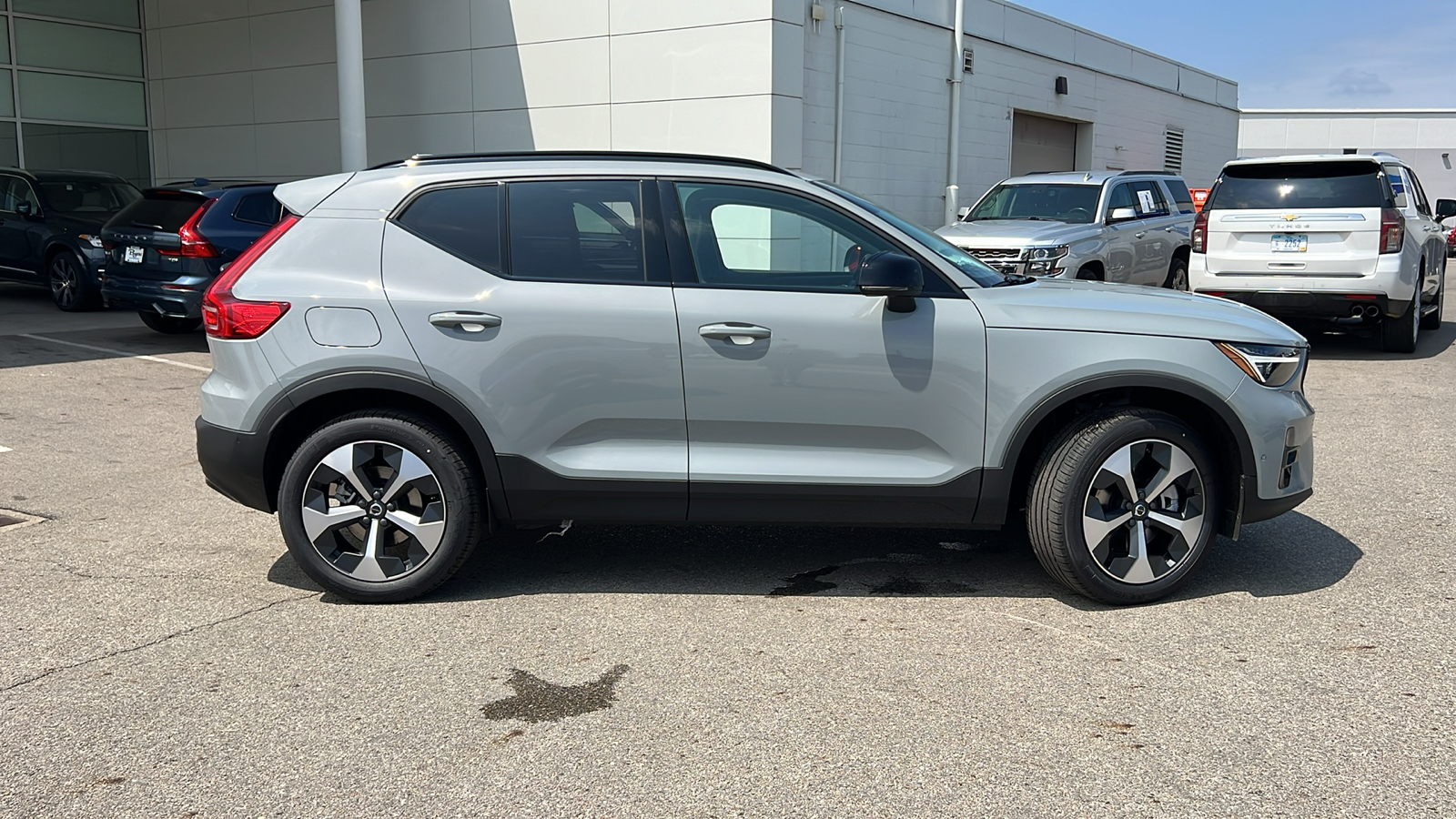 2025 Volvo XC40 B5 Plus Dark Theme 2