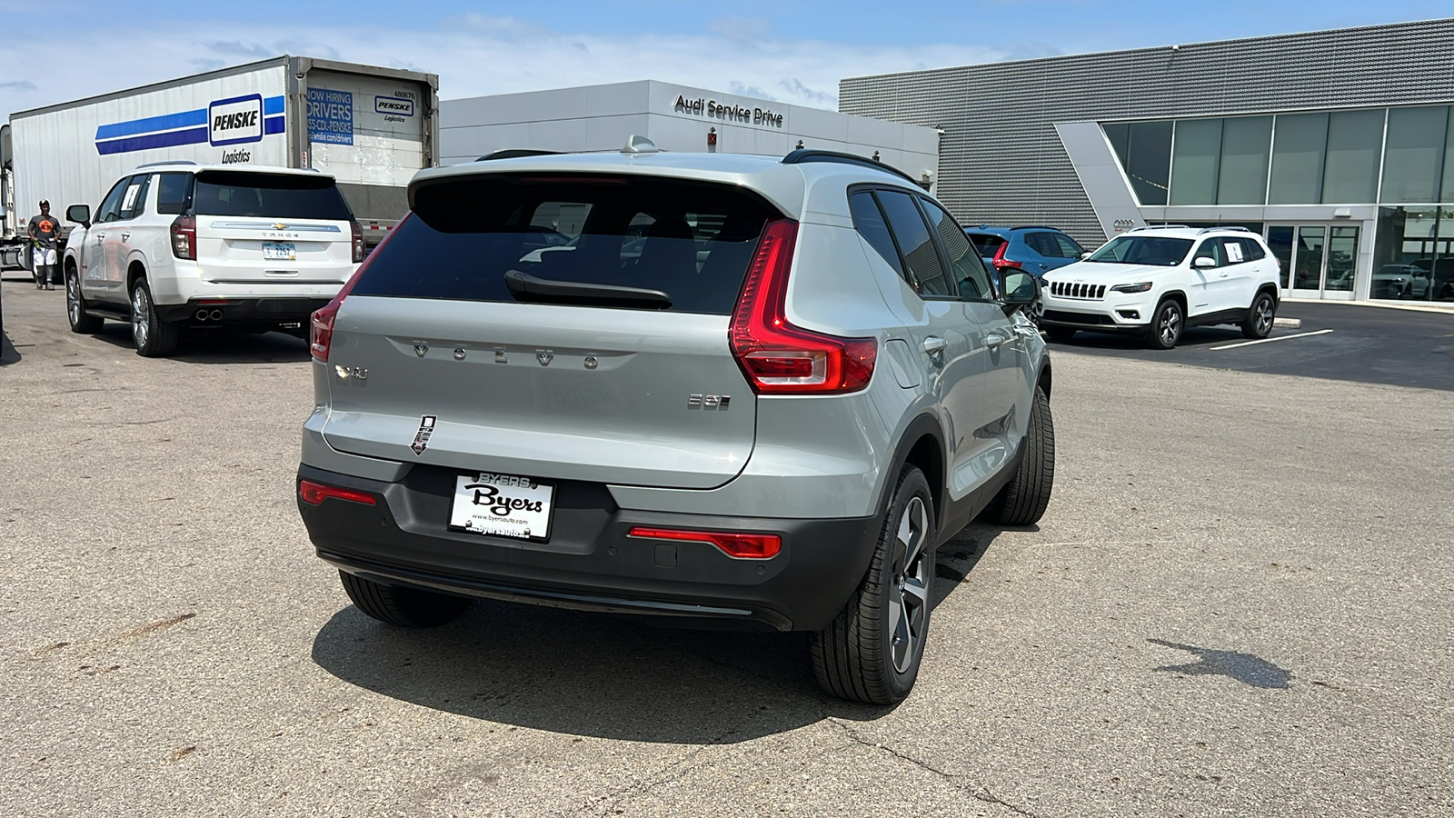 2025 Volvo XC40 B5 Plus Dark Theme 3