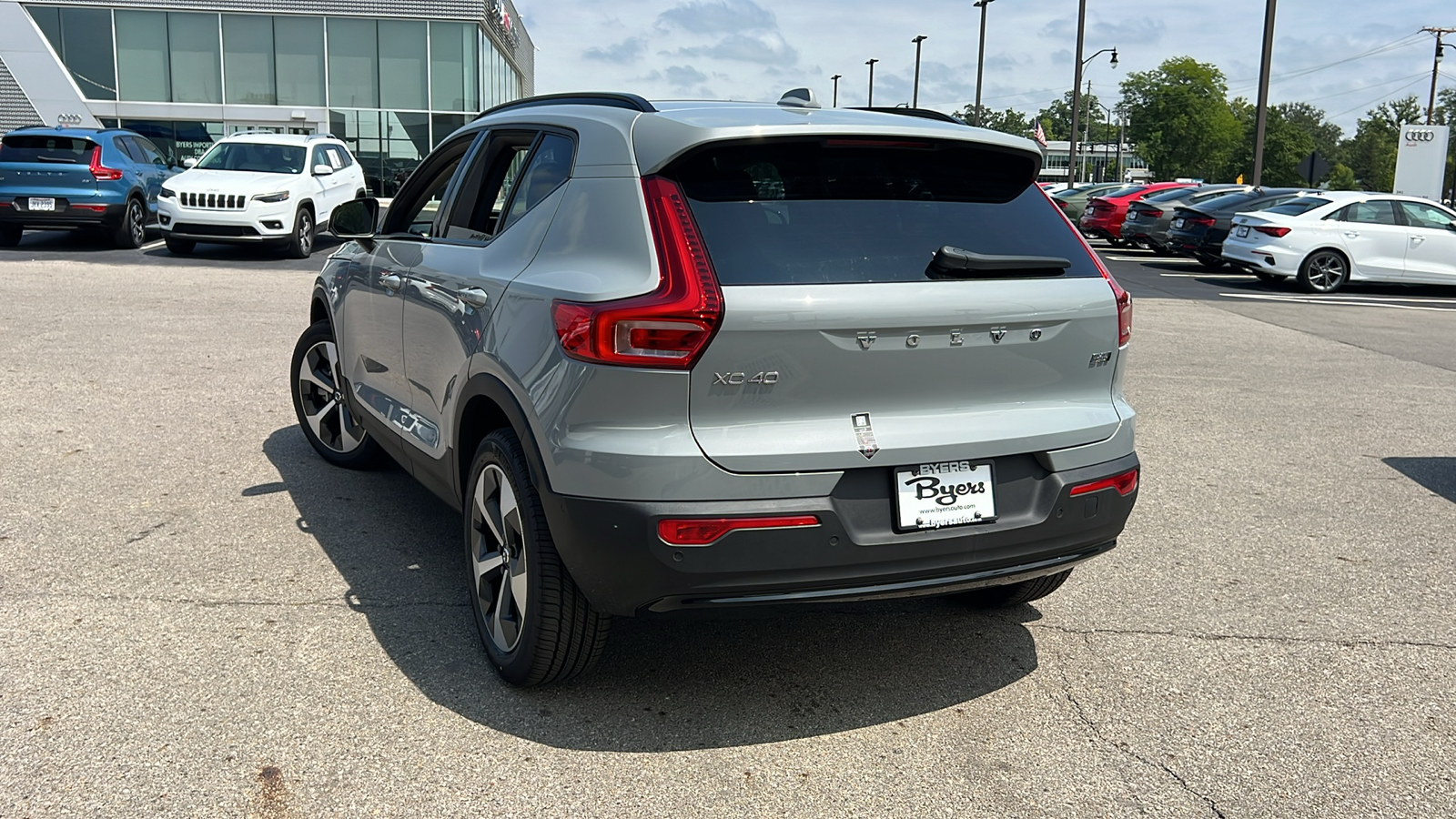 2025 Volvo XC40 B5 Plus Dark Theme 4