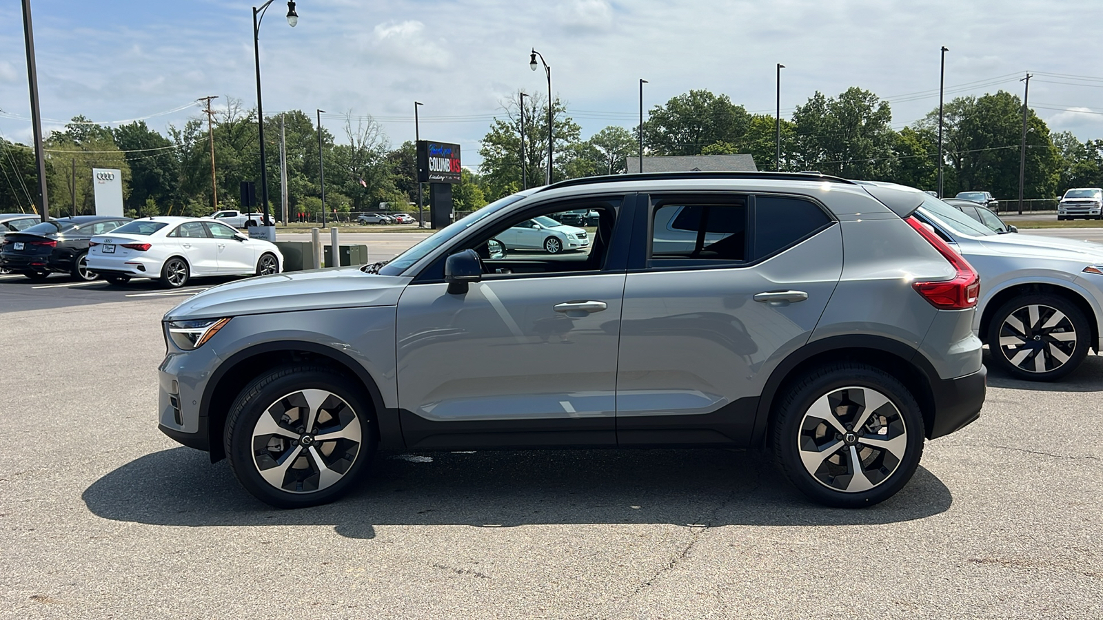 2025 Volvo XC40 B5 Plus Dark Theme 5