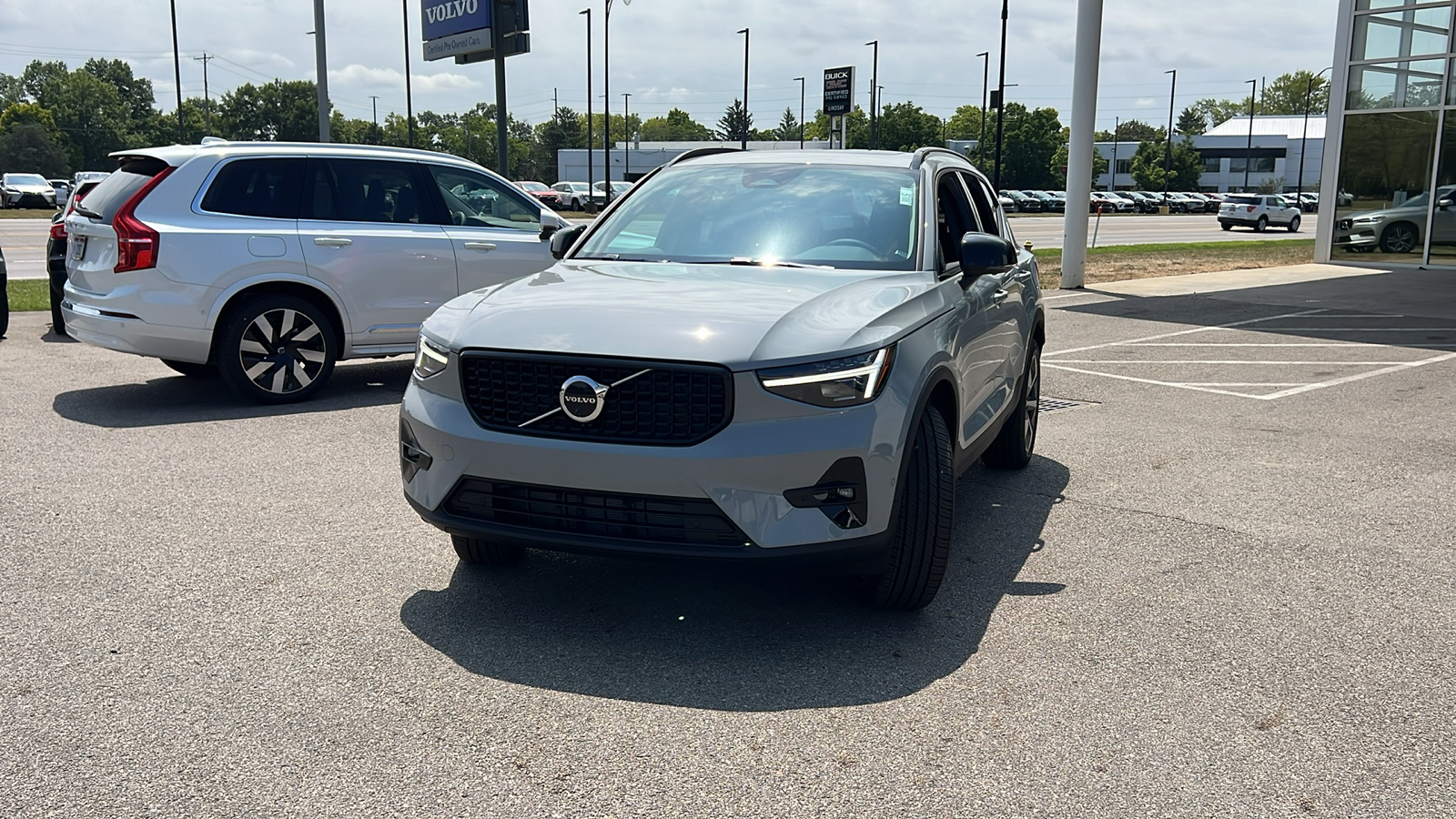 2025 Volvo XC40 B5 Plus Dark Theme 6