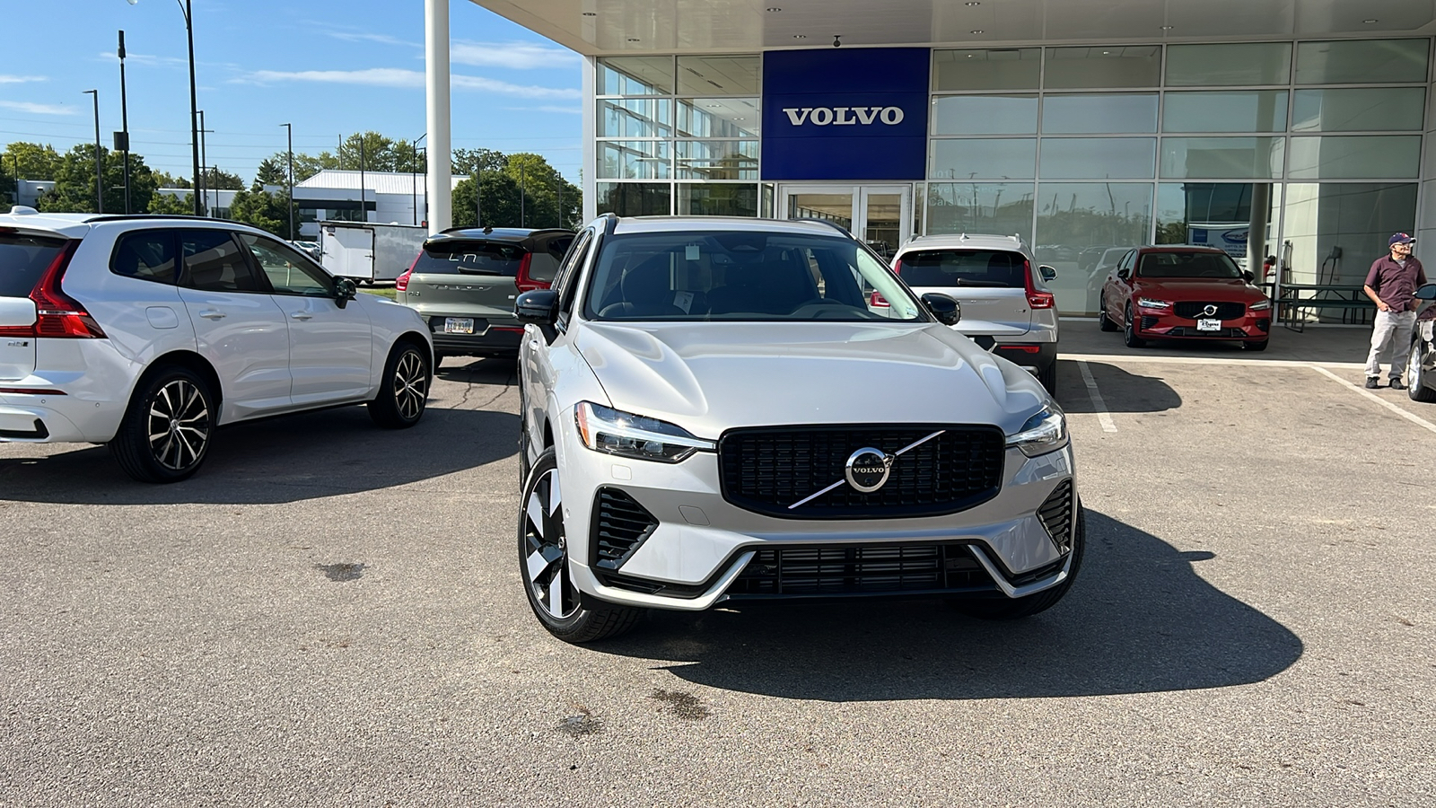 2025 Volvo XC60 Plug-In Hybrid T8 Plus 1