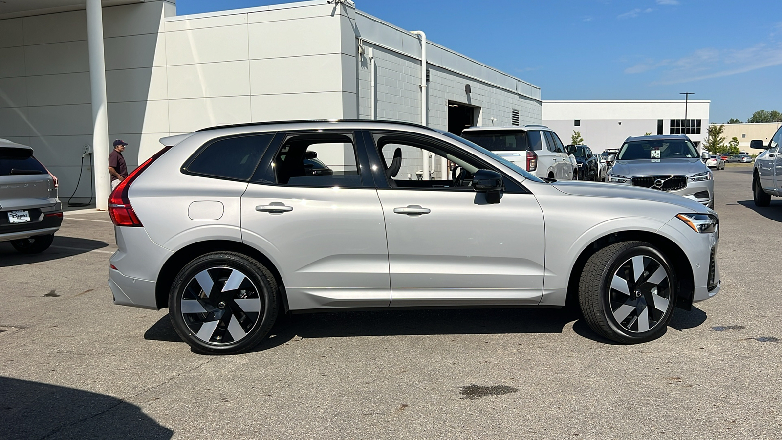 2025 Volvo XC60 Plug-In Hybrid T8 Plus 2