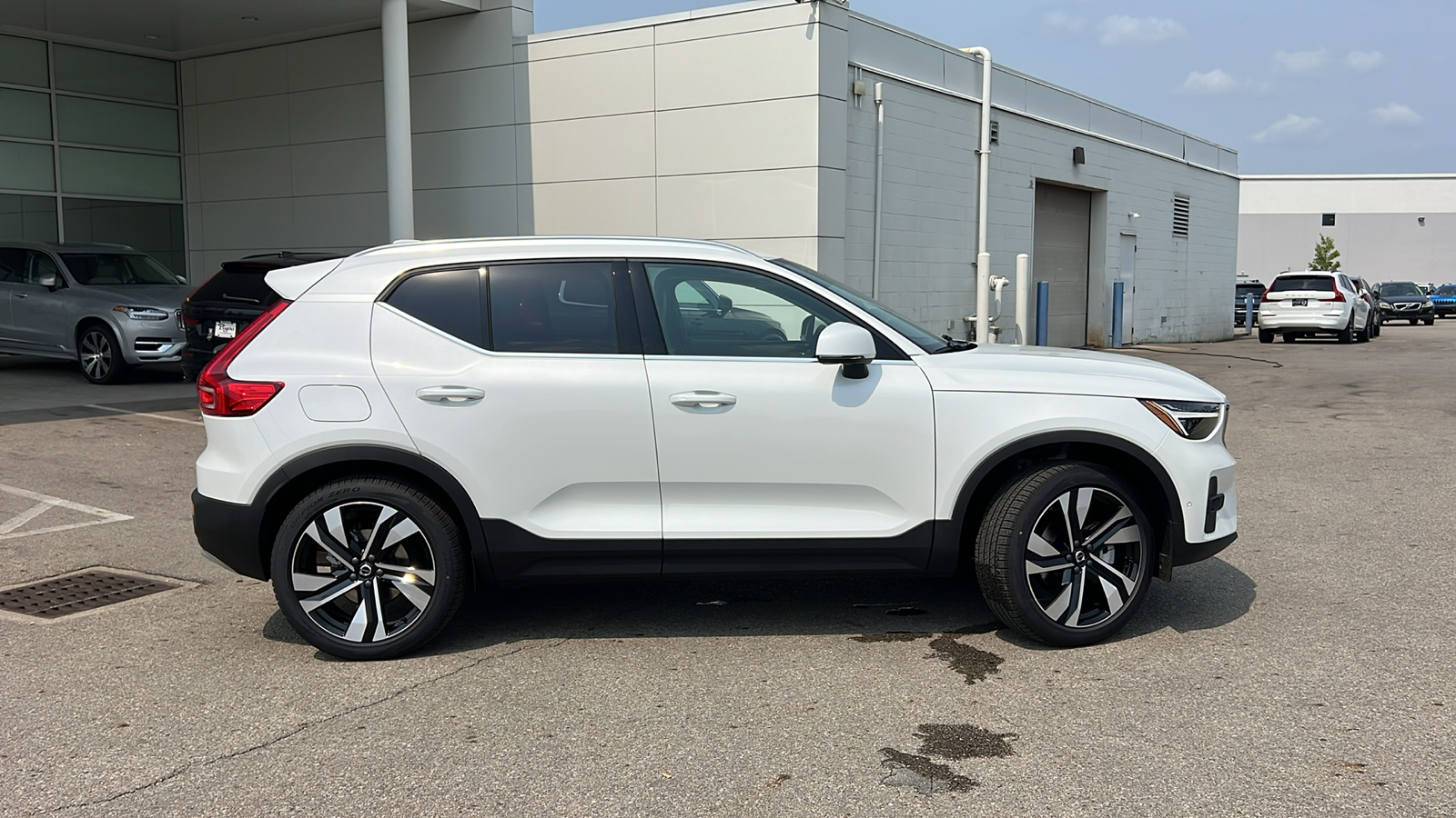 2025 Volvo XC40  2