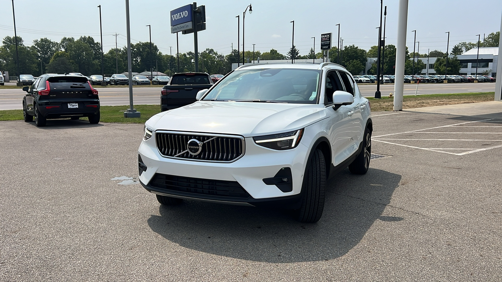 2025 Volvo XC40  6