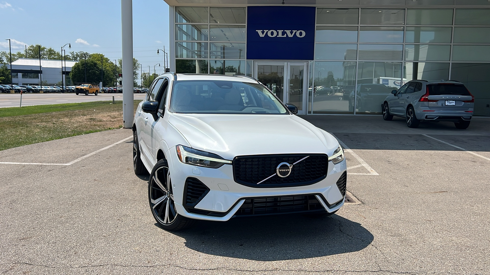 2025 Volvo XC60 Plug-In Hybrid  1