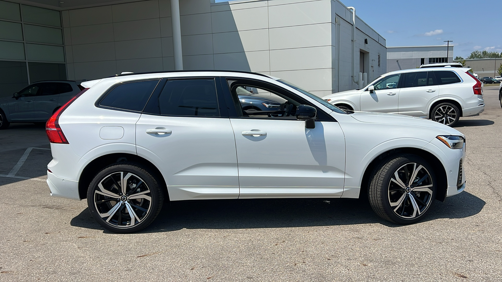 2025 Volvo XC60 Plug-In Hybrid  2