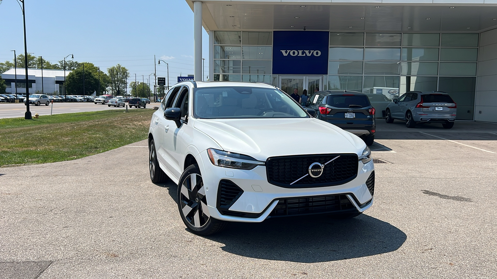 2025 Volvo XC60 Plug-In Hybrid T8 Plus 1