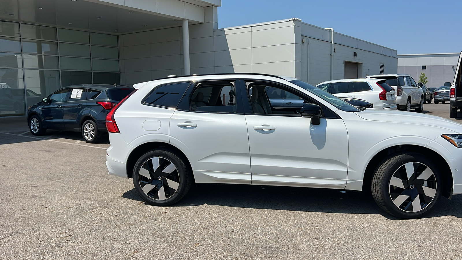 2025 Volvo XC60 Plug-In Hybrid T8 Plus 2