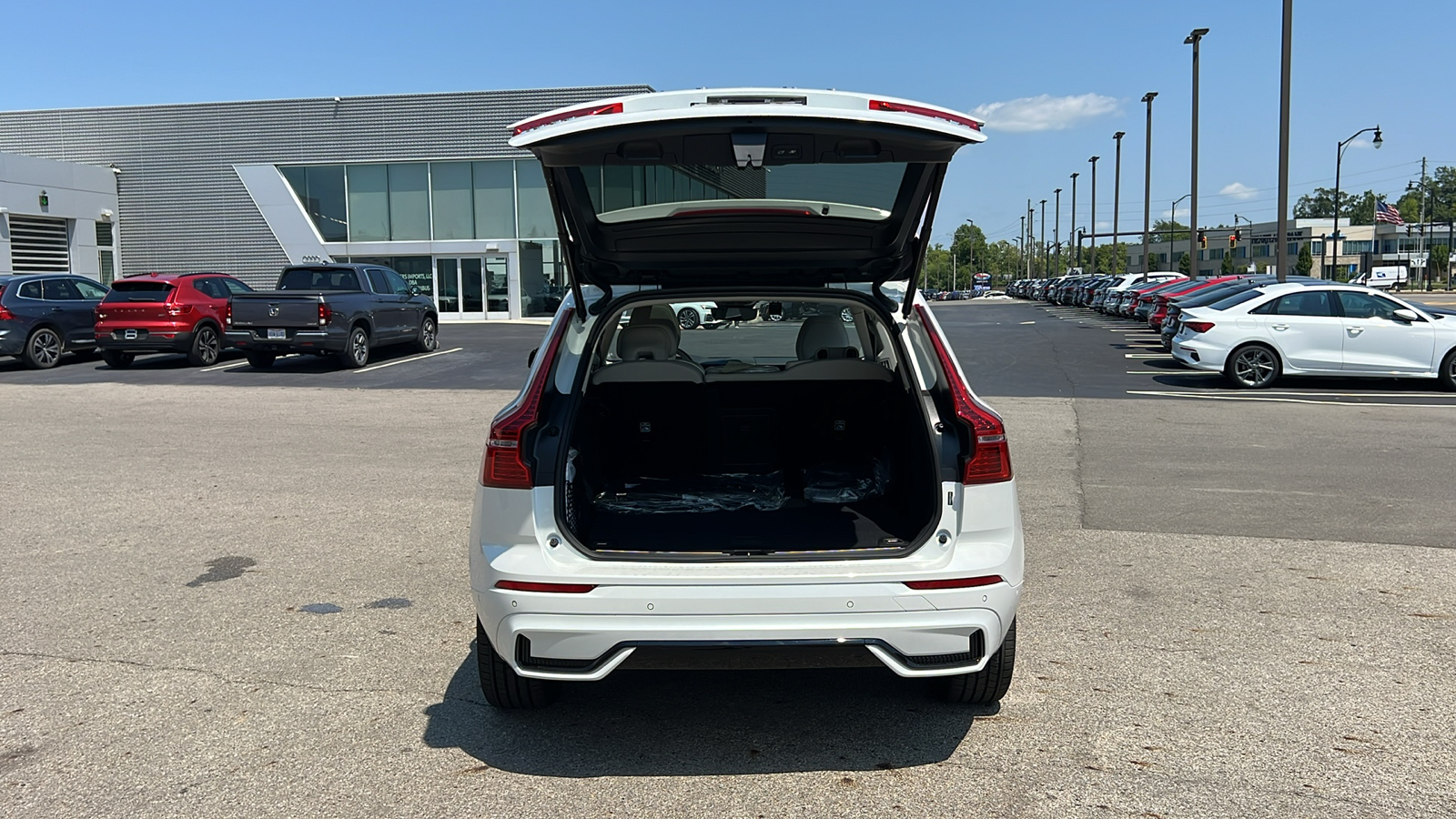 2025 Volvo XC60 Plug-In Hybrid T8 Plus 33