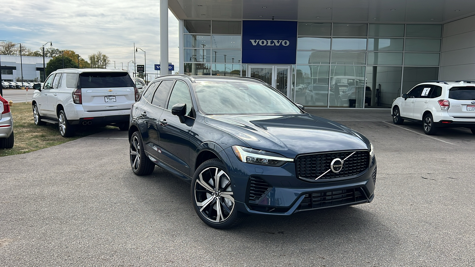 2025 Volvo XC60 Plug-In Hybrid  1