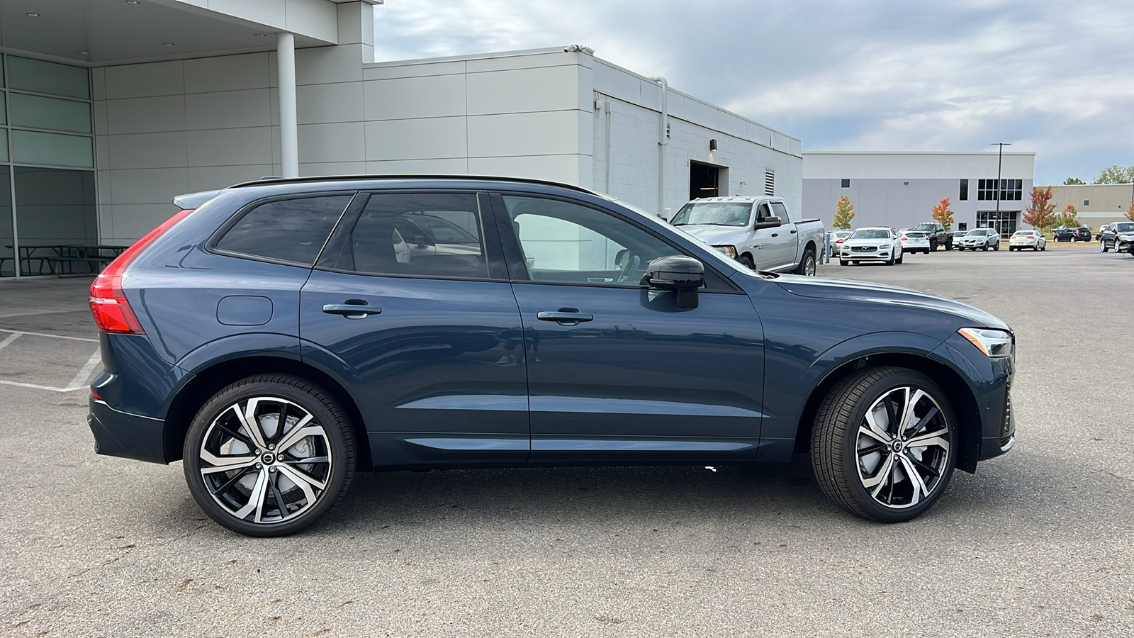 2025 Volvo XC60 Plug-In Hybrid  2