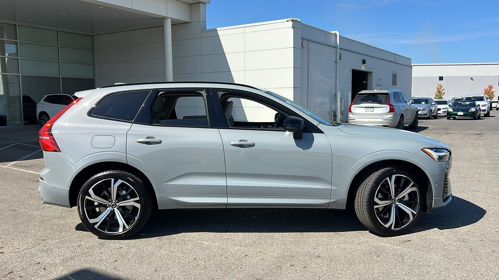 2025 Volvo XC60 Plug-In Hybrid  2