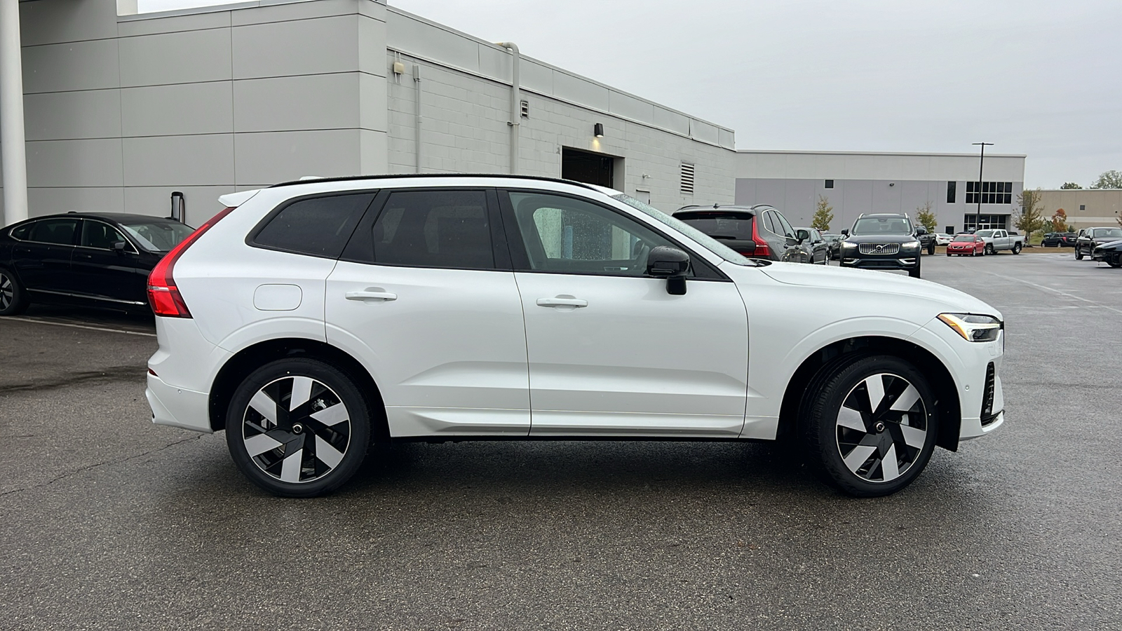 2025 Volvo XC60 Plug-In Hybrid T8 Plus 2