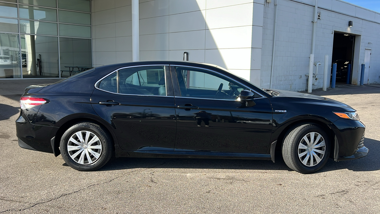 2018 Toyota Camry Hybrid LE 2