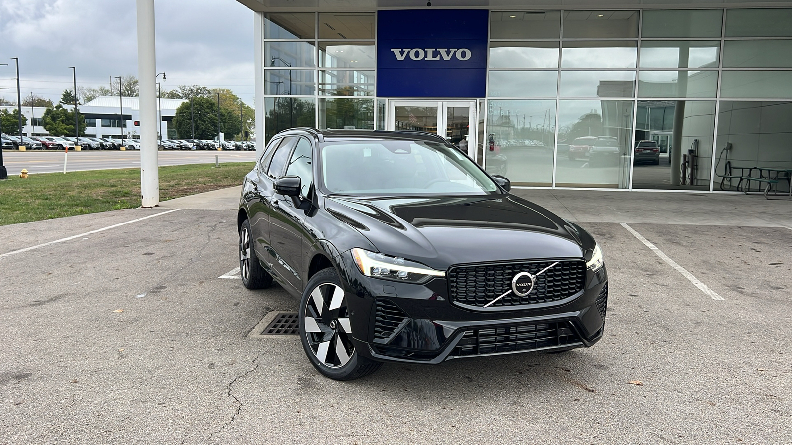 2025 Volvo XC60 Plug-In Hybrid T8 Plus 1