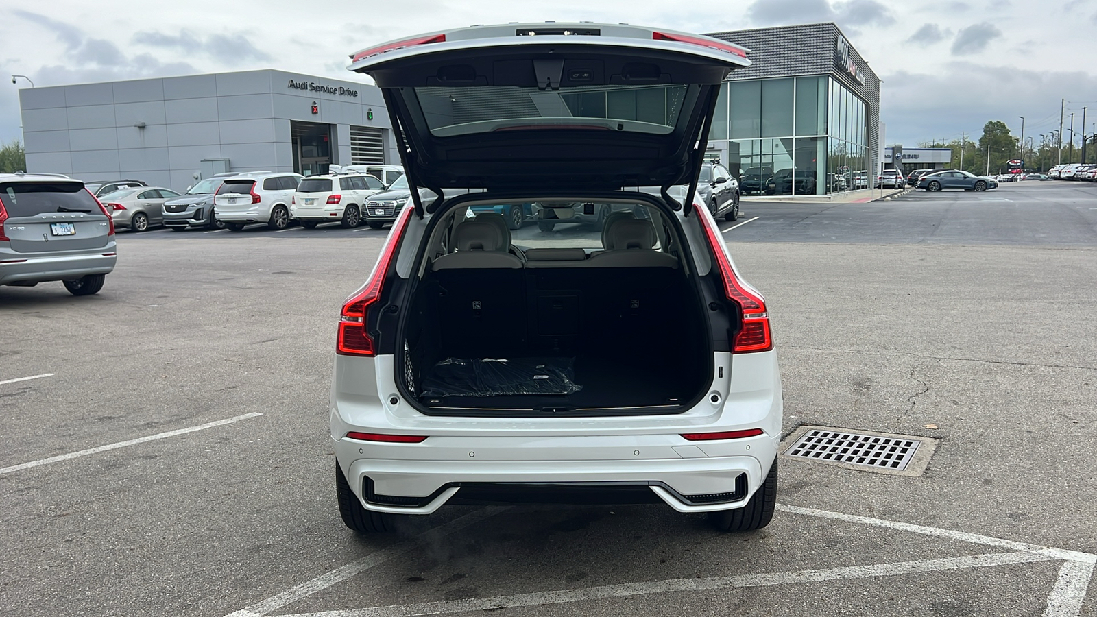 2025 Volvo XC60  33