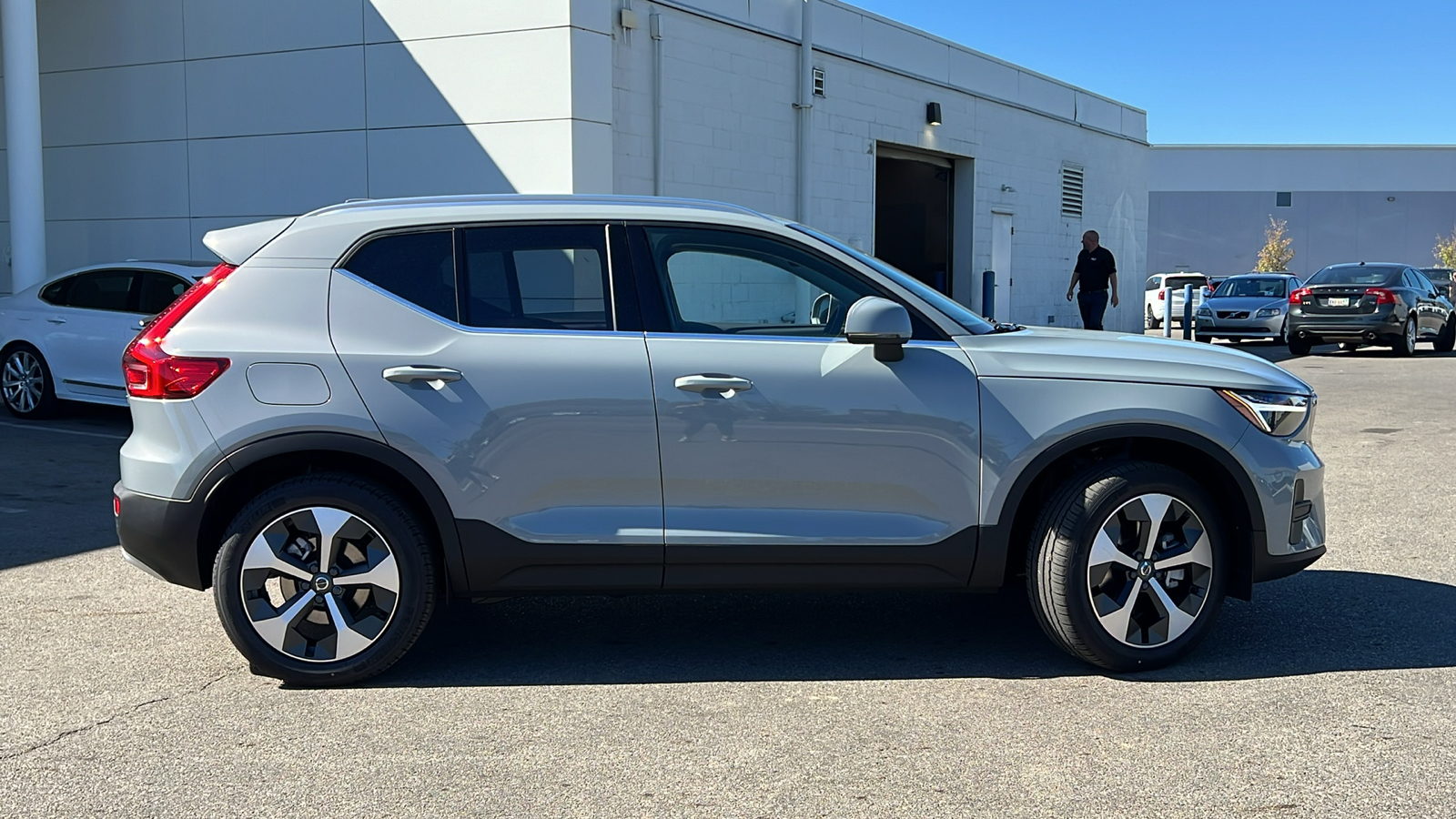 2025 Volvo XC40 B5 Core 2