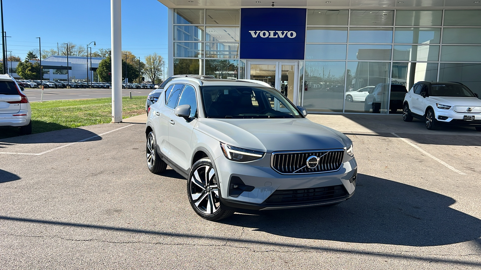 2025 Volvo XC40 B5 Plus Bright Theme 1