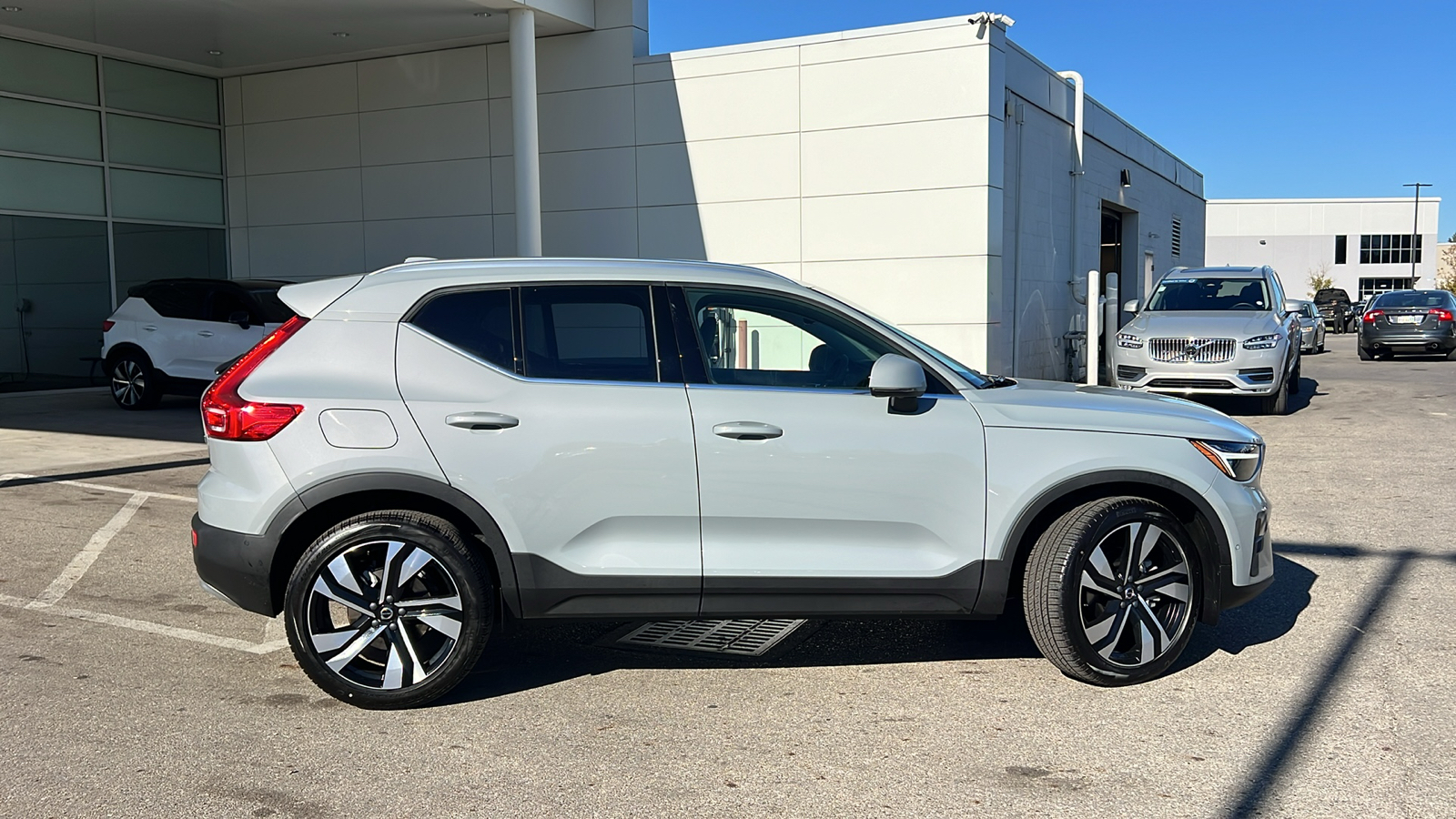 2025 Volvo XC40 B5 Plus Bright Theme 2