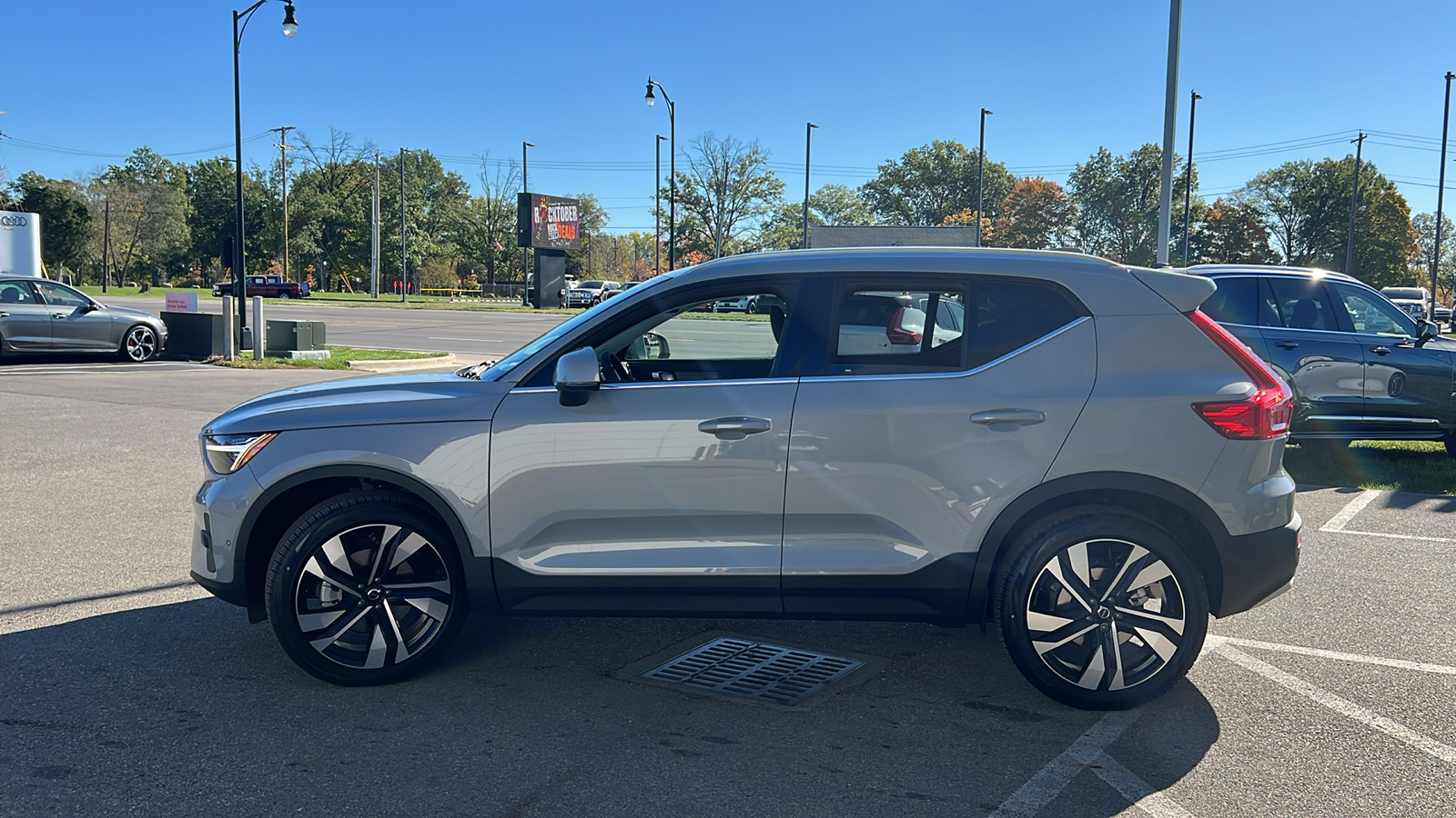 2025 Volvo XC40 B5 Plus Bright Theme 5