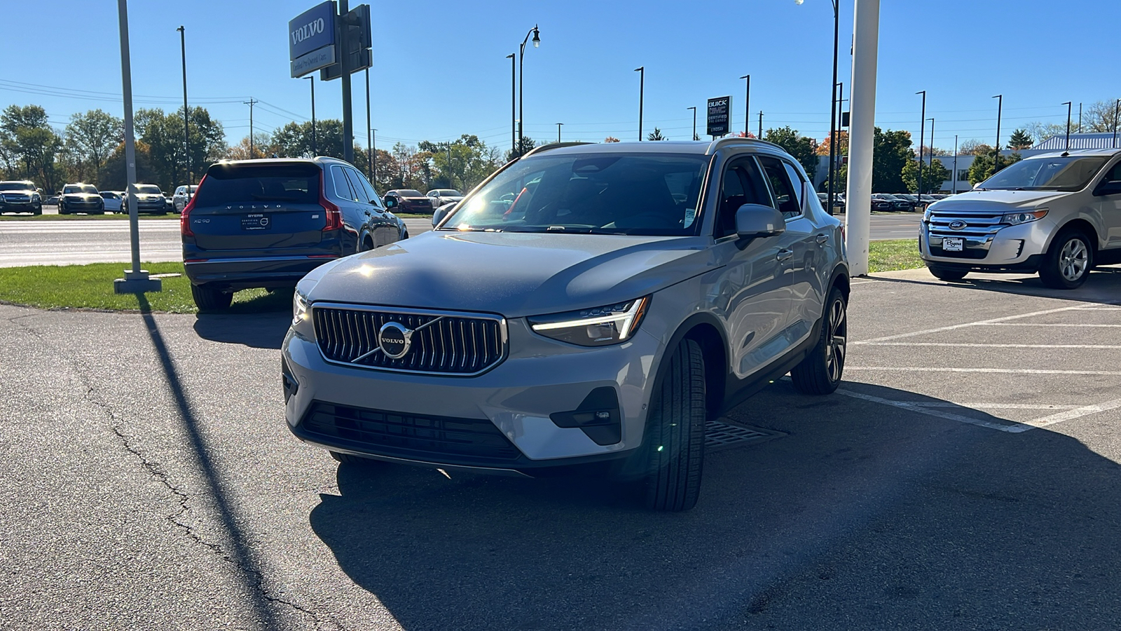 2025 Volvo XC40 B5 Plus Bright Theme 6