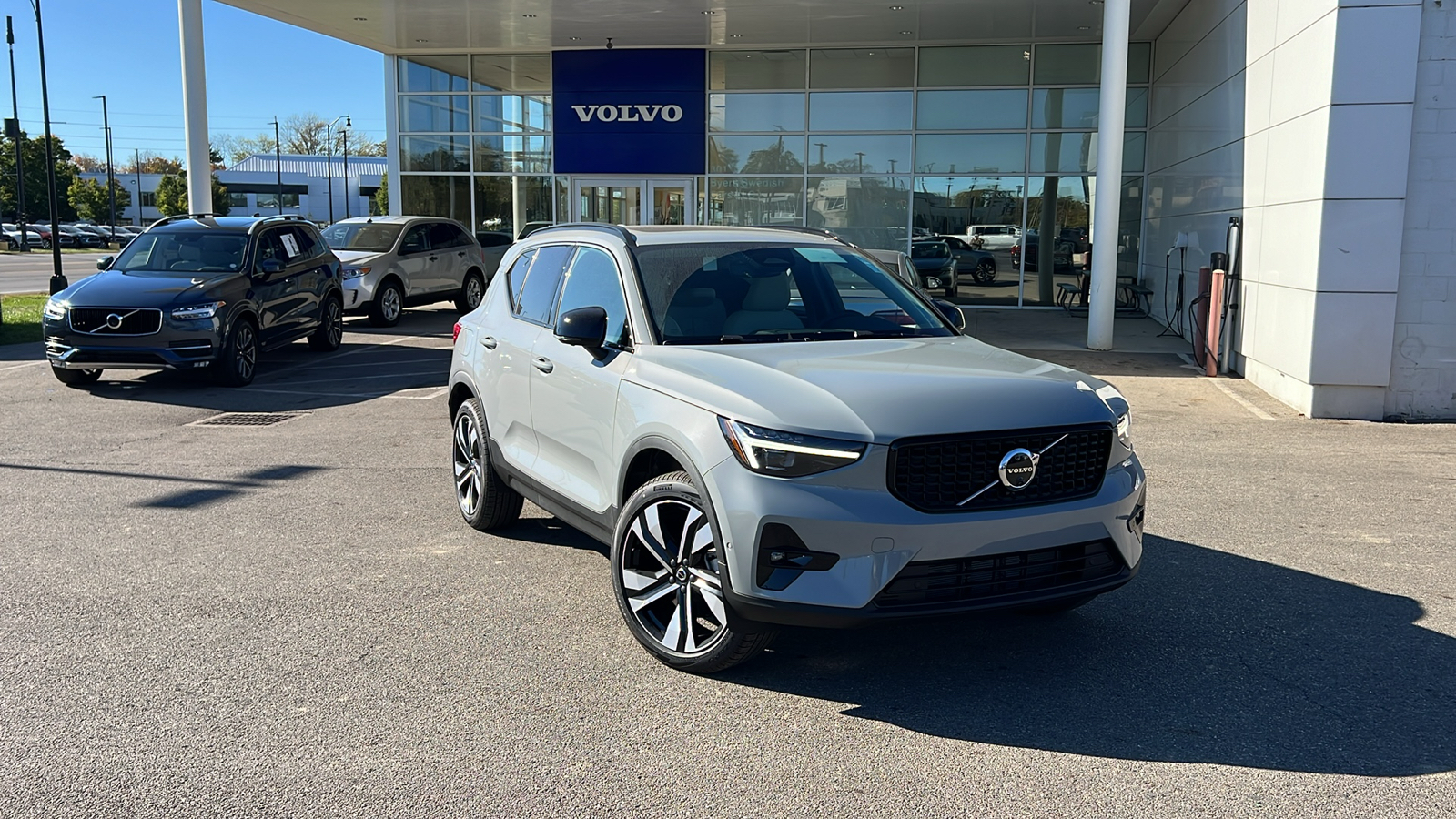 2025 Volvo XC40 B5 Plus Dark Theme 1