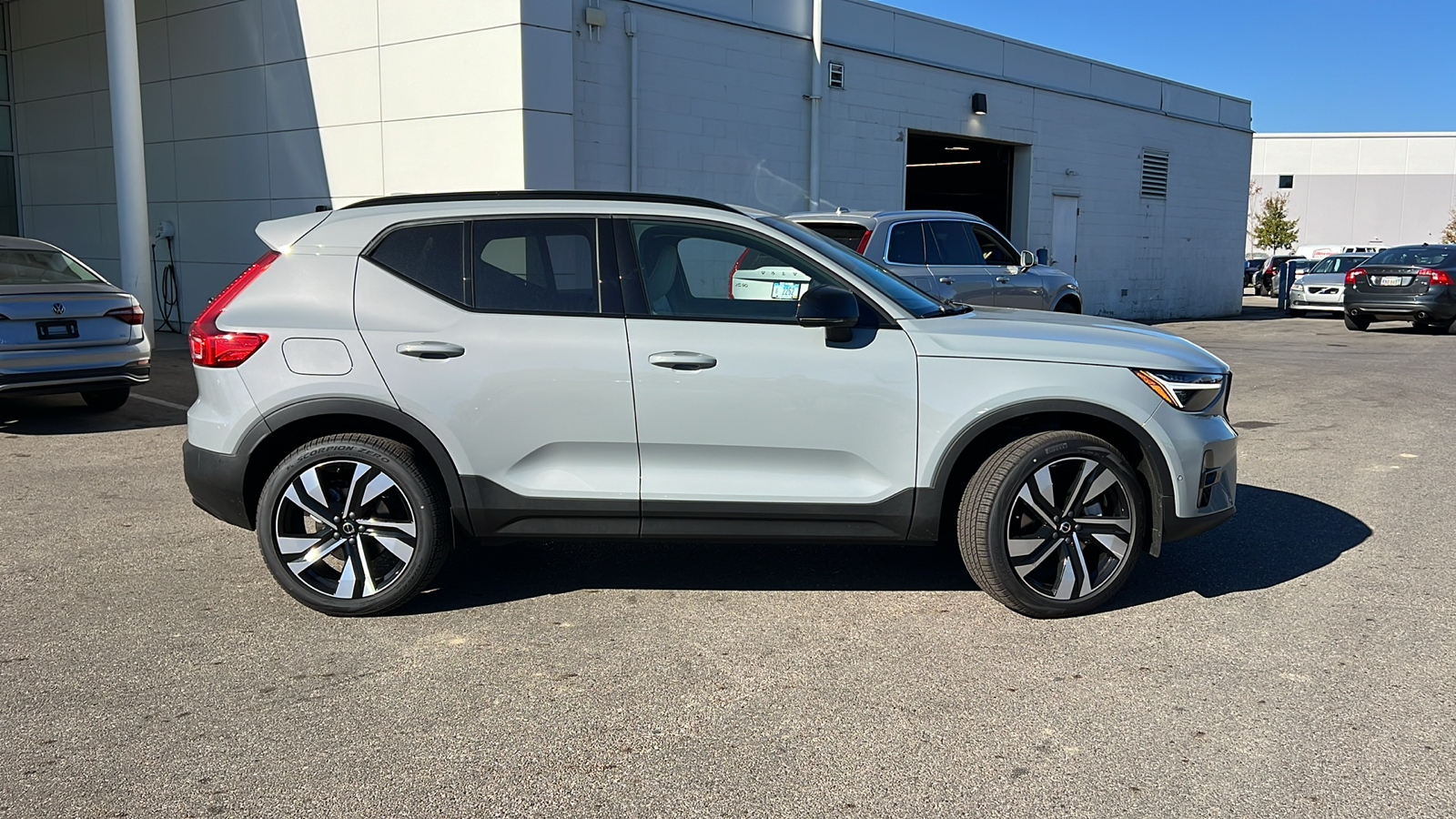 2025 Volvo XC40 B5 Plus Dark Theme 2