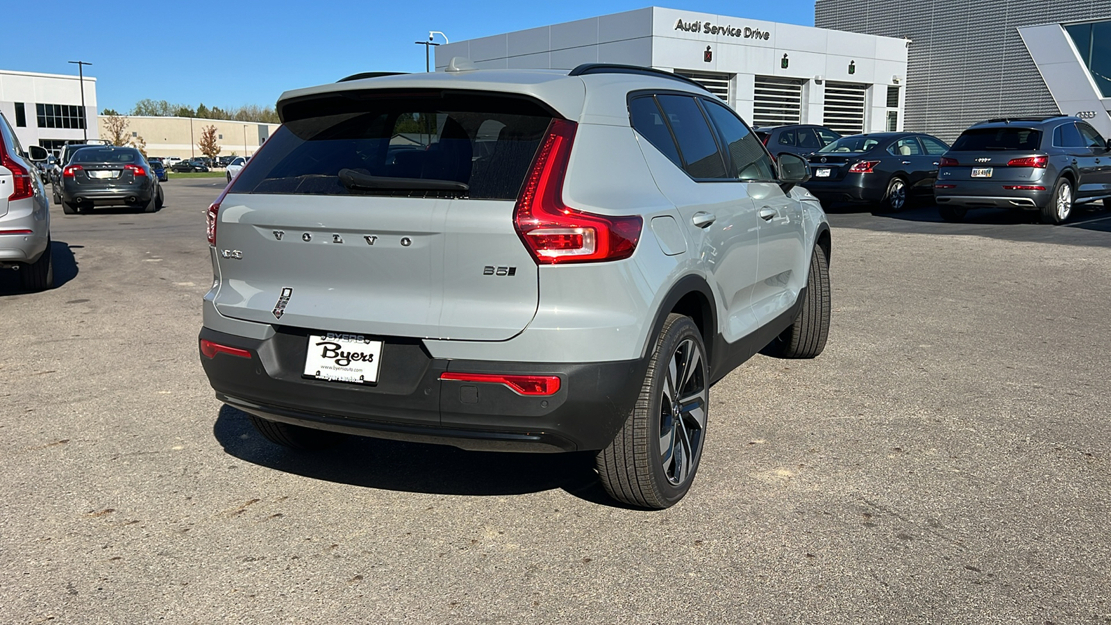 2025 Volvo XC40 B5 Plus Dark Theme 3