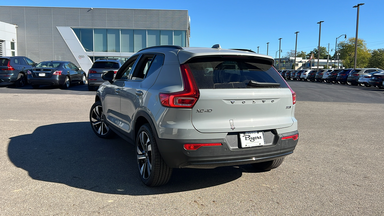 2025 Volvo XC40 B5 Plus Dark Theme 4